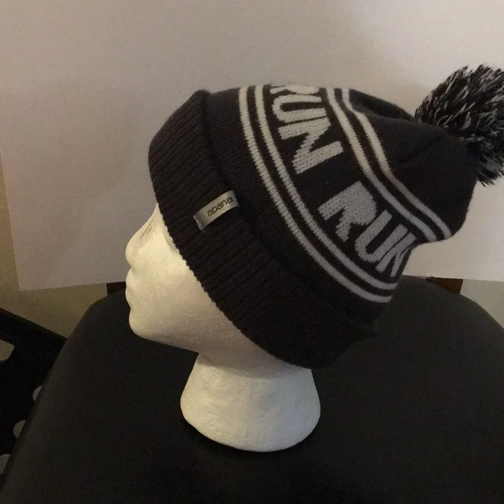 Apana RUN Pom Pom Winter Hat Gray and White EUC
